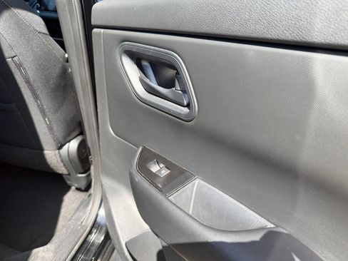 Used 2025 Nissan Rogue S FWD image 11