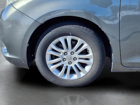 Used 2011 Toyota Sienna XLE image 17