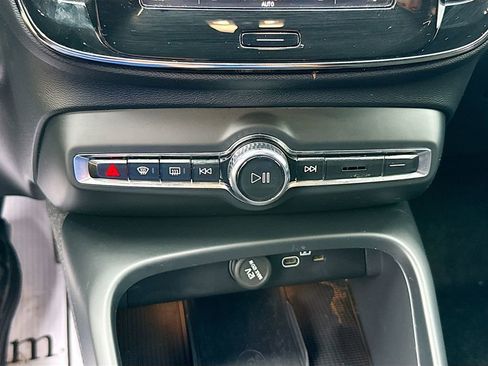 Used 2023 Volvo XC40 Recharge Plus image 17