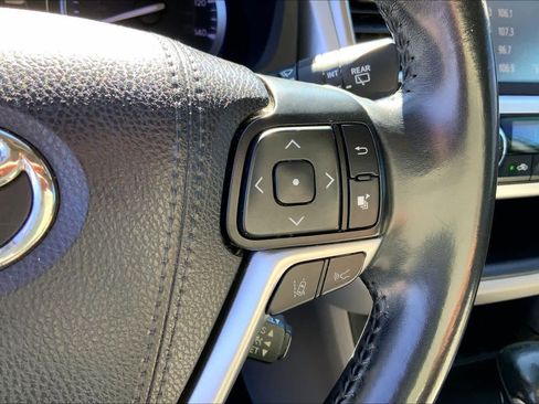 Used 2019 Toyota Highlander XLE image 25