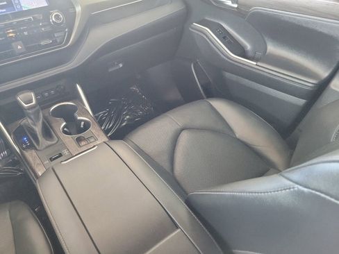 Used 2020 Toyota Highlander Limited FWD image 17
