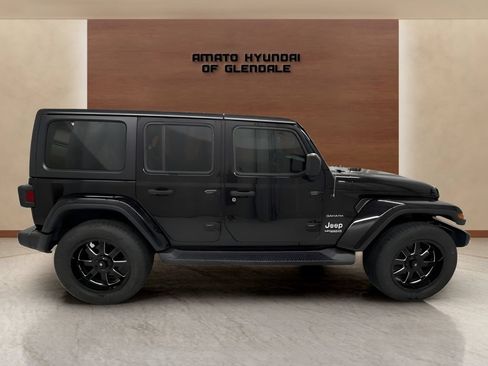 Used 2018 Jeep Wrangler Unlimited Sahara w/ Dual Top Group AWD/4WD image 8