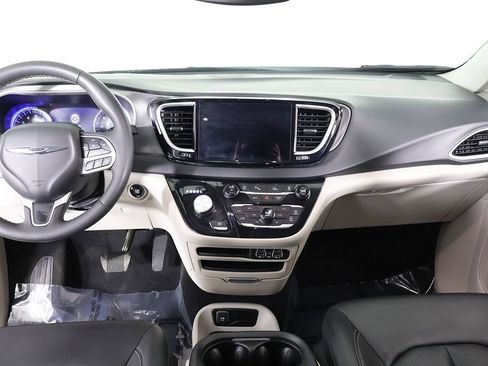 Used 2023 Chrysler Pacifica Touring-L FWD image 38