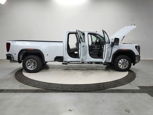 New 2026 GMC Sierra 3500 SLT w/ SLT Convenience Package AWD/4WD image 16