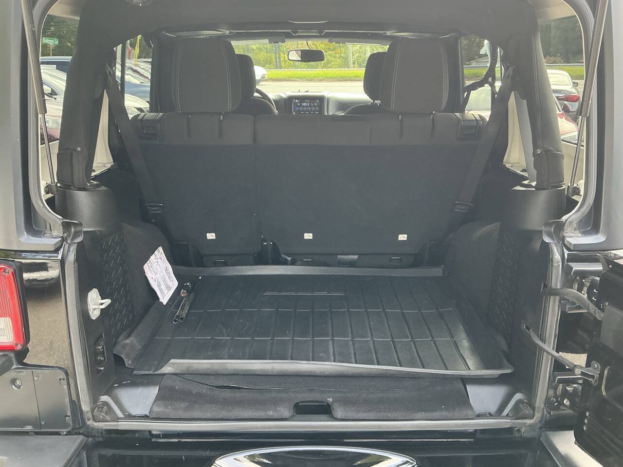 Used 2016 Jeep Wrangler Unlimited Sahara w/ Connectivity Group AWD/4WD image 28