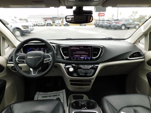 Used 2022 Chrysler Pacifica Touring-L image 13