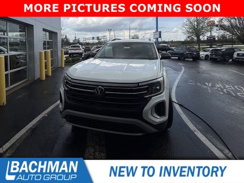 Used 2025 Volkswagen Atlas Peak Edition SE image 3