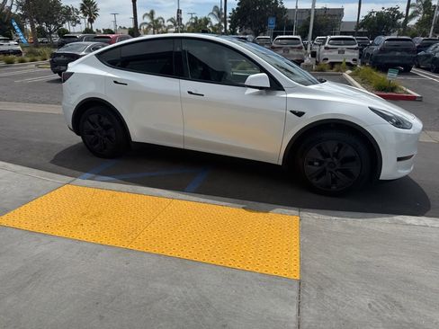 Used 2024 Tesla Model Y Long Range image 31