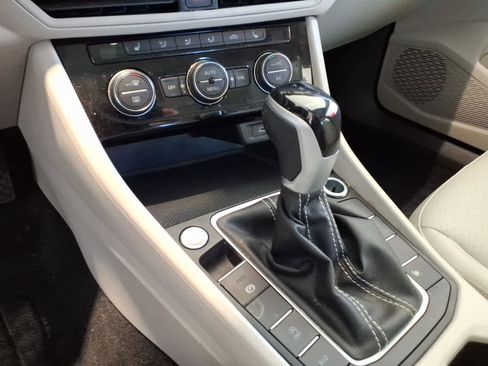 Certified 2023 Volkswagen Jetta SE w/ Panoramic Sunroof Package FWD image 13