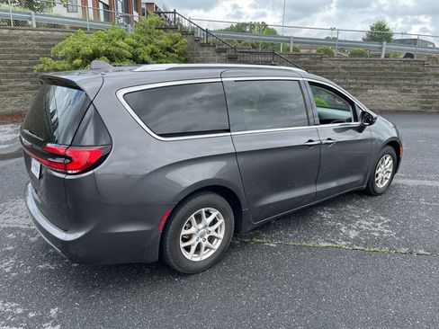 Used 2021 Chrysler Pacifica Touring-L FWD image 9