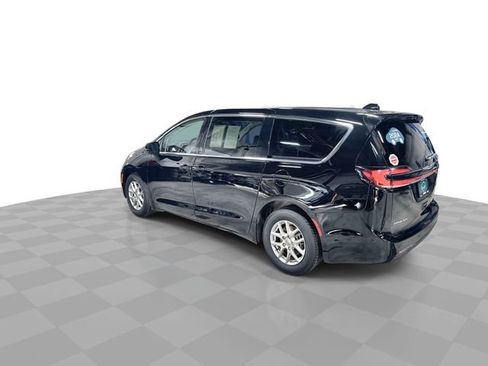 Used 2024 Chrysler Pacifica Touring-L image 7