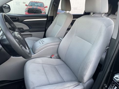 Used 2019 Toyota Highlander LE image 12