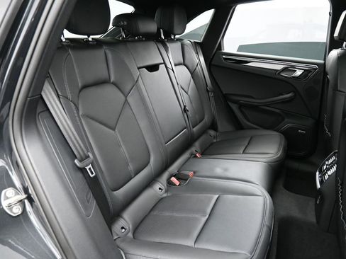 Certified 2025 Porsche Macan AWD/4WD image 27