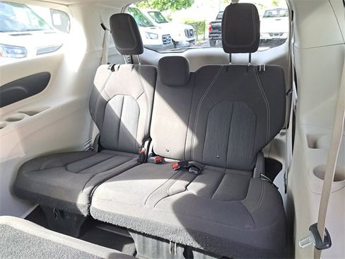 Used 2020 Chrysler Voyager L image 13