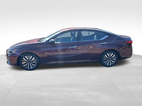Used 2024 Nissan Altima 2.5 SV FWD image 2