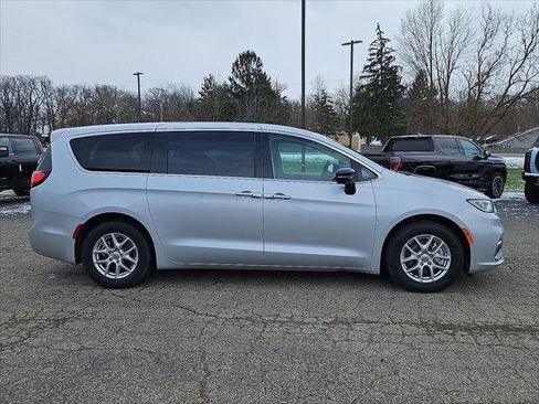 Used 2024 Chrysler Pacifica Touring-L FWD image 26