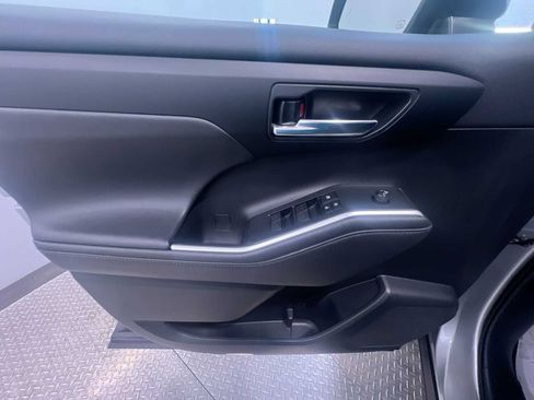 Used 2020 Toyota Highlander XLE image 12