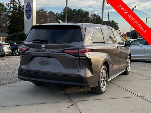 Used 2022 Toyota Sienna XLE image 7