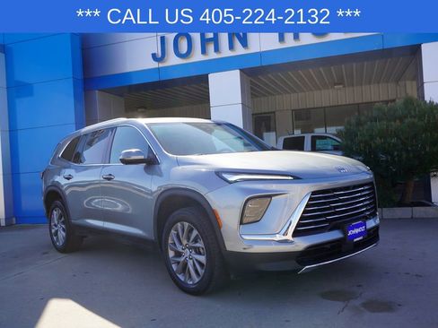 Used 2025 Buick Enclave Preferred image 2