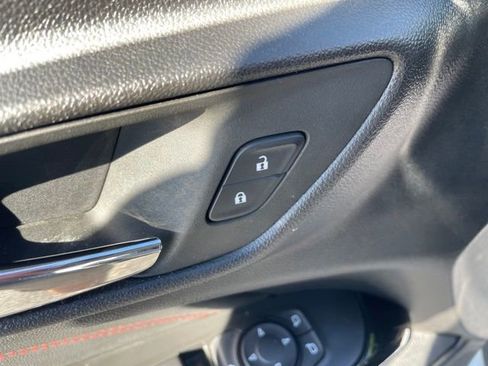 Used 2025 Chevrolet Trax RS FWD image 11
