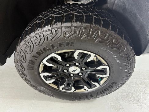 Used 2025 Chevrolet Silverado 1500 ZR2 w/ Technology Package image 13