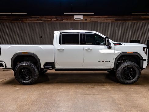 Used 2025 GMC Sierra 2500 AT4 w/ AT4 Premium Plus Package AWD/4WD image 11