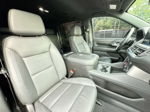 Used 2024 Chevrolet Suburban LT RWD image 32