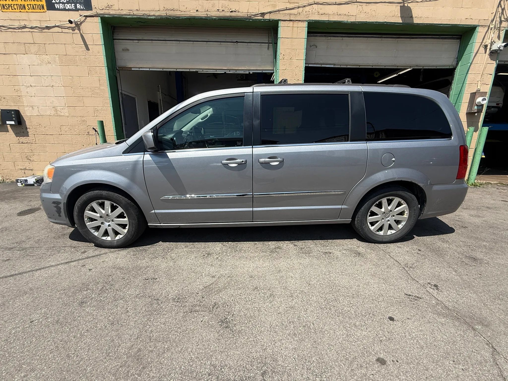 Used 2015 Chrysler Town & Country Touring FWD image 3
