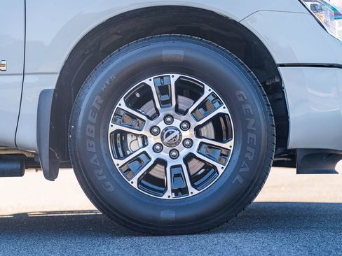 Used 2024 Nissan Titan SV w/ SV Convenience Package image 9