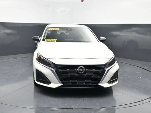 Used 2025 Nissan Altima 2.5 SV FWD image 2