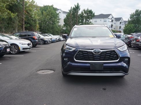 Used 2021 Toyota Highlander Platinum AWD/4WD image 2