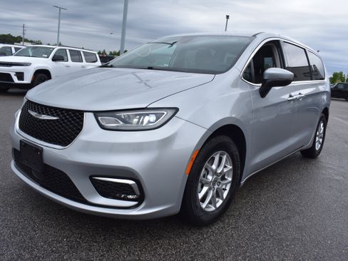 Used 2023 Chrysler Pacifica Touring-L FWD image 5