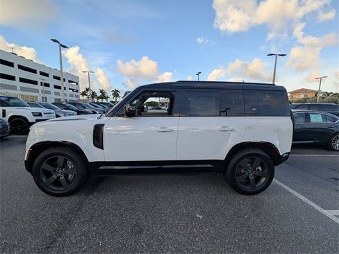Used 2024 Land Rover Defender 110 X-Dynamic SE image 4