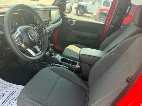Used 2025 Jeep Wrangler Unlimited Sahara AWD/4WD image 16