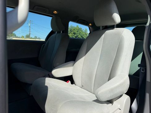 Used 2011 Toyota Sienna w/ Towing Pkg FWD image 12