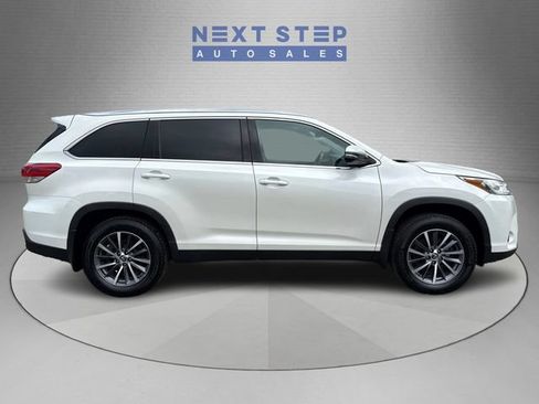 Used 2019 Toyota Highlander XLE AWD/4WD image 9