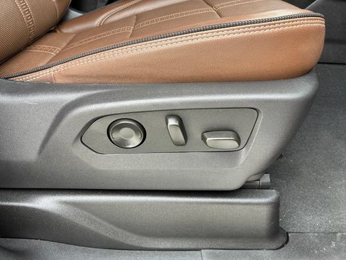 Used 2025 Chevrolet Tahoe High Country RWD image 13