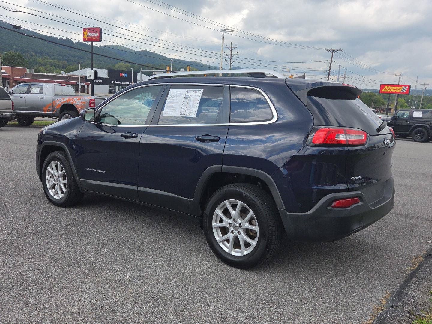 Used 2016 Jeep Cherokee Latitude AWD/4WD image 5