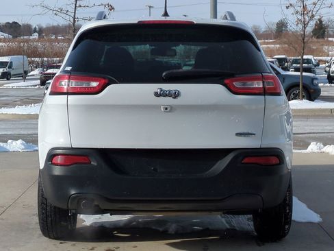 Used 2018 Jeep Cherokee Latitude w/ Cold Weather Group image 5