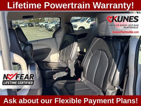 Used 2023 Chrysler Pacifica Touring-L image 29