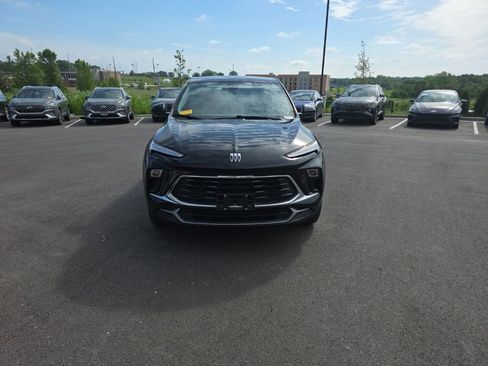 Used 2024 Buick Encore GX Preferred w/ Comfort Package AWD/4WD image 2