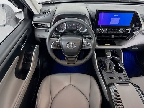 Used 2024 Toyota Highlander XLE image 24