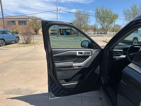 Used 2022 Ford Explorer XLT image 12