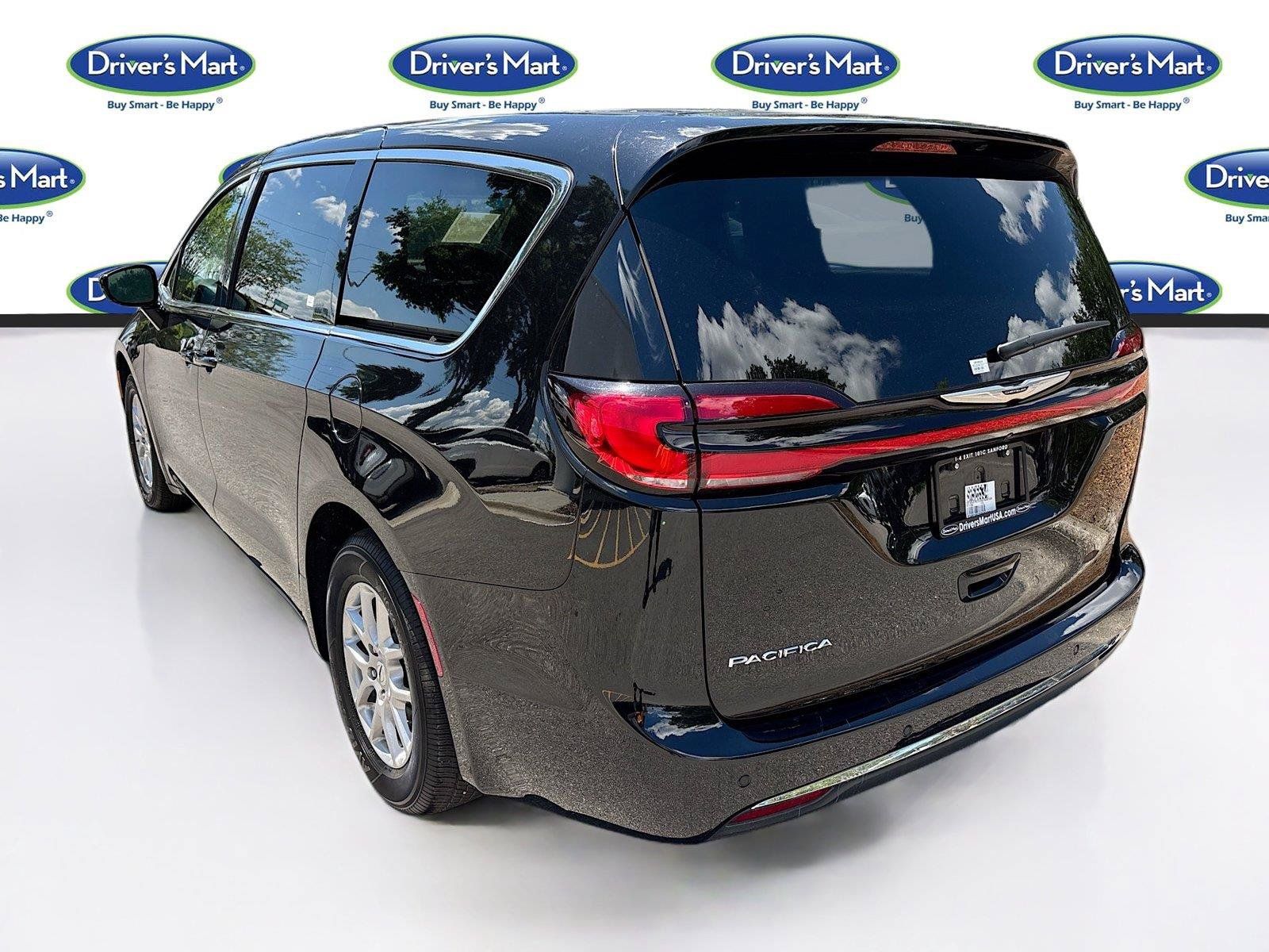 Used 2025 Chrysler Pacifica Select FWD image 5