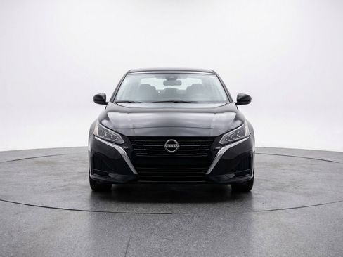 Used 2025 Nissan Altima 2.5 SV FWD image 2