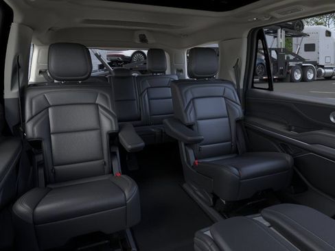 New 2026 Lincoln Navigator Reserve AWD/4WD image 11