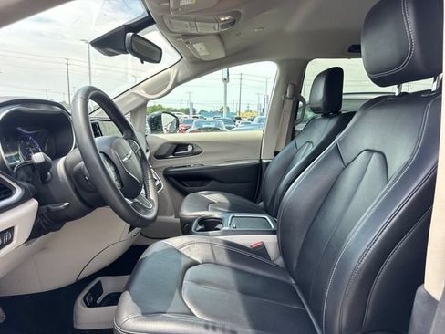 Used 2024 Chrysler Pacifica Touring-L FWD image 14