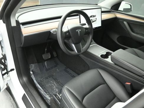Used 2023 Tesla Model Y Long Range image 9