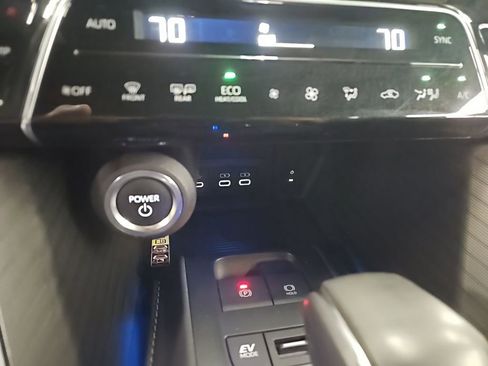 Used 2024 Toyota Venza XLE image 21