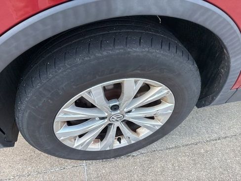 Used 2018 Volkswagen Tiguan SE image 2